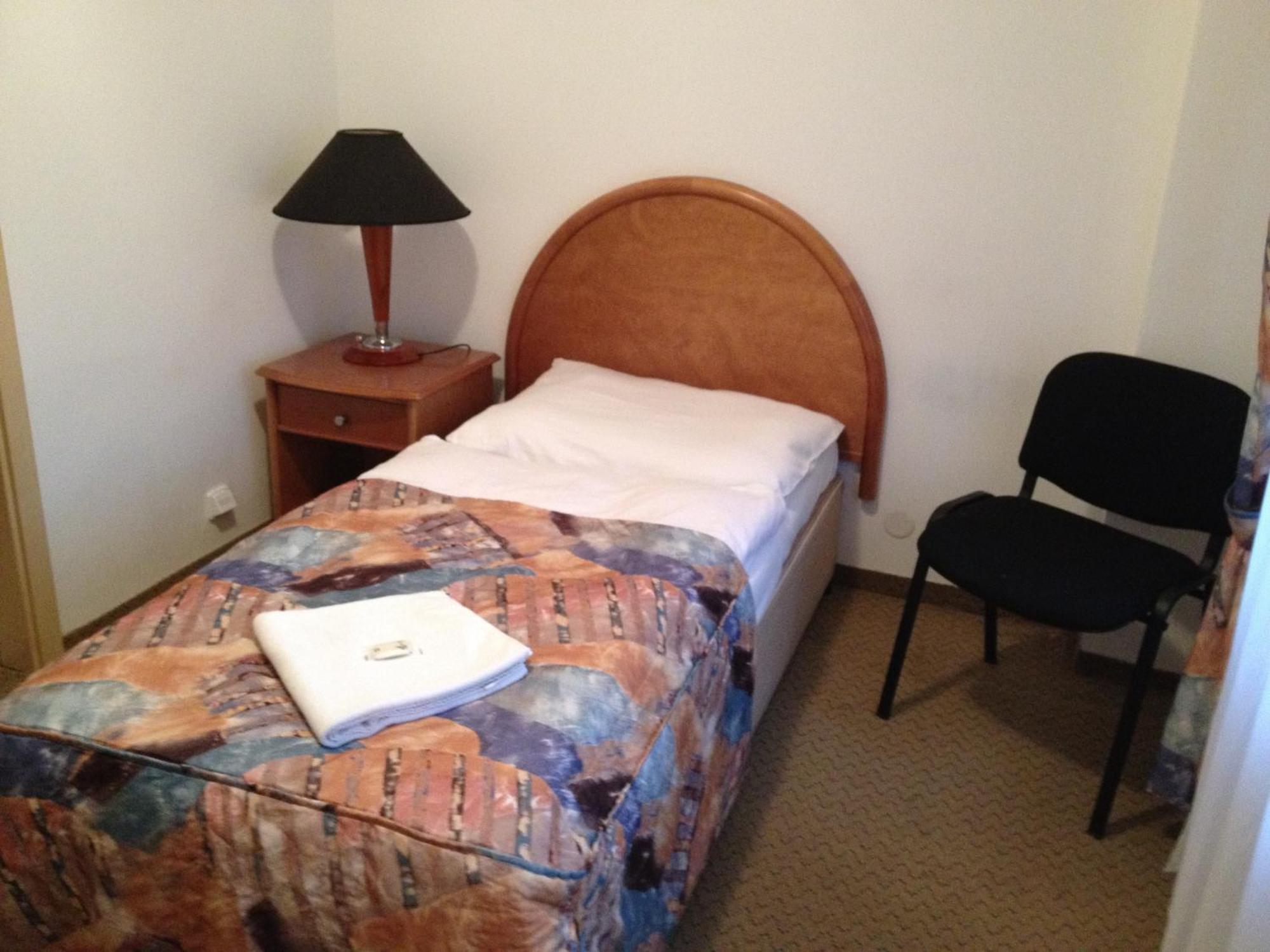 Hotel Chotol Horoměřice エクステリア 写真
