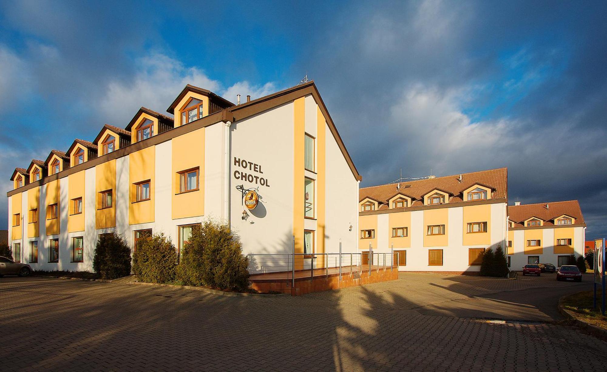 Hotel Chotol Horoměřice エクステリア 写真