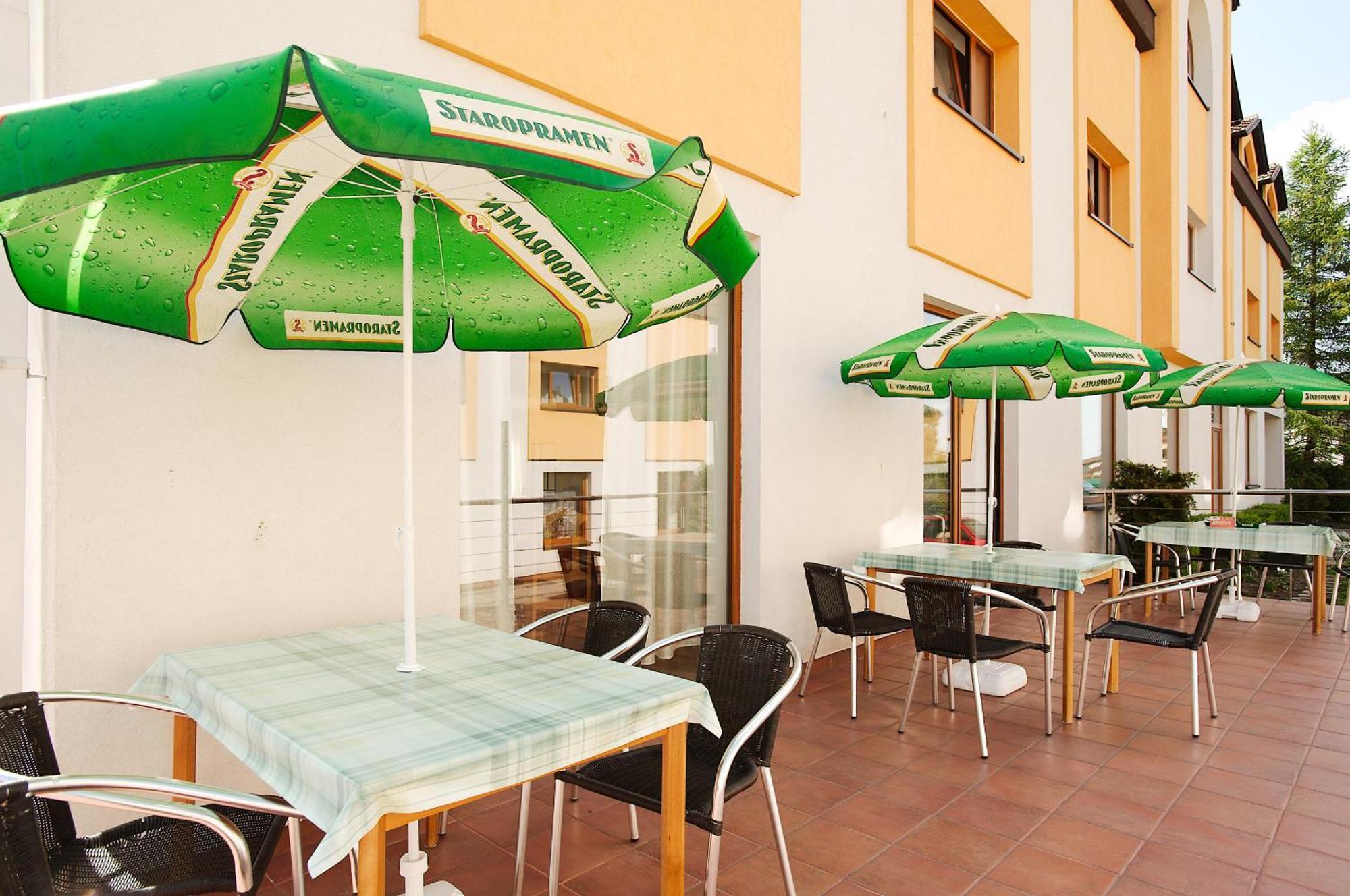 Hotel Chotol Horoměřice エクステリア 写真