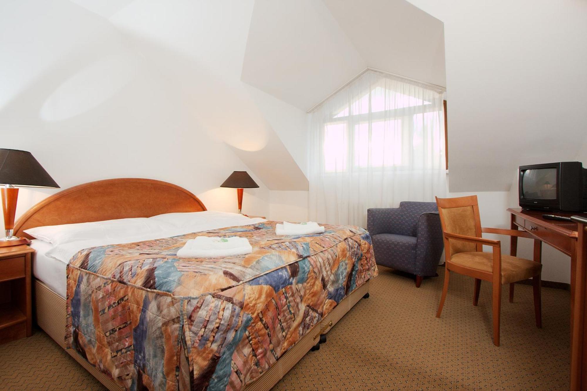 Hotel Chotol Horoměřice エクステリア 写真